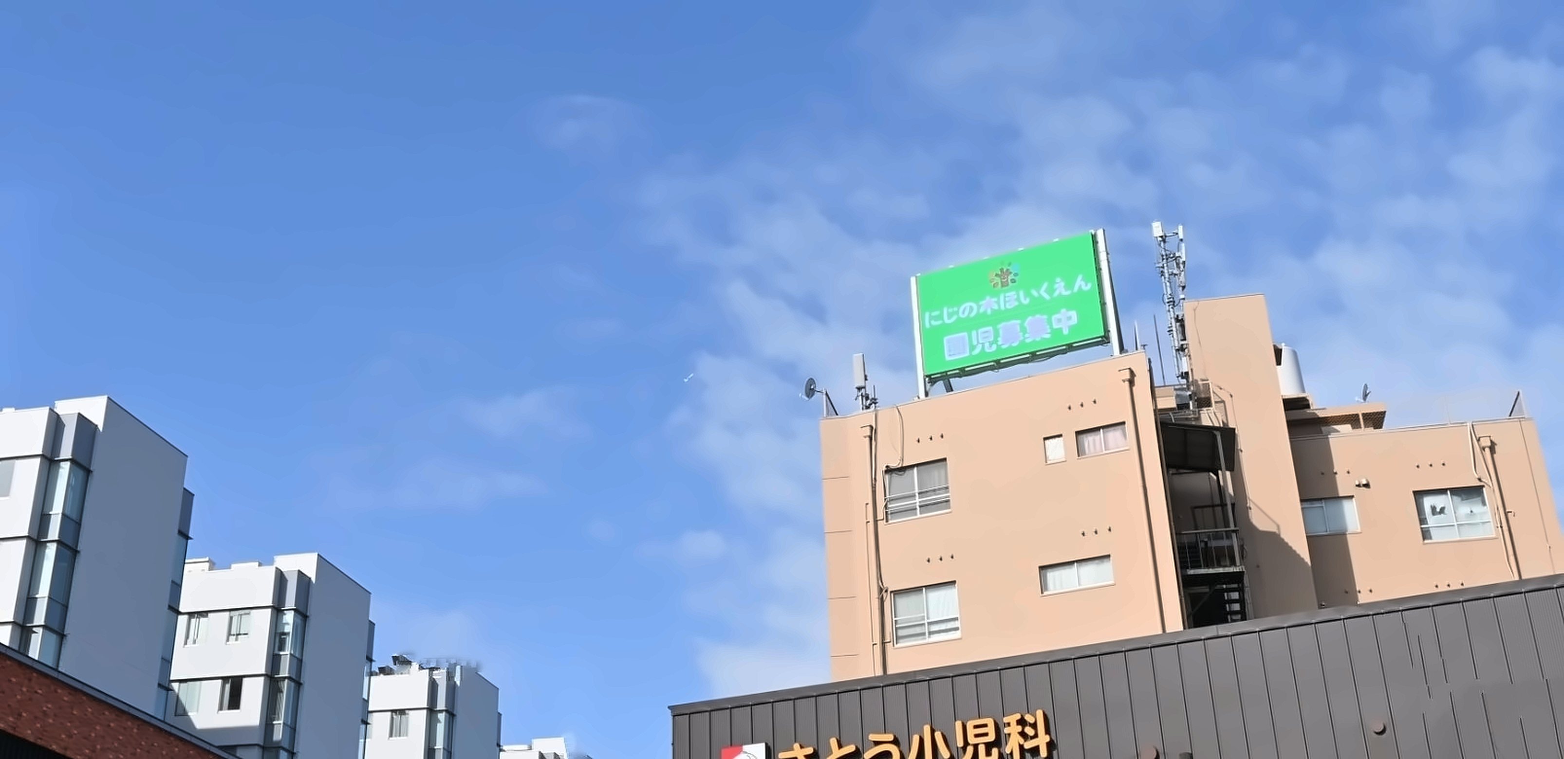 国道10号から見た宮崎県立宮崎病院と金丸ビル屋上の大型LEDビジョン