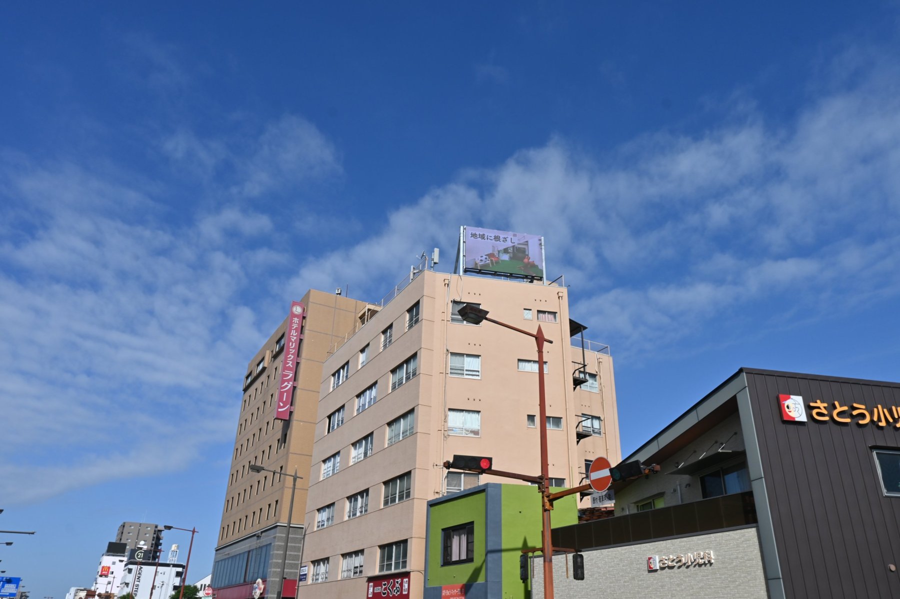 A地点：直下の交差点から見た大型LEDビジョン