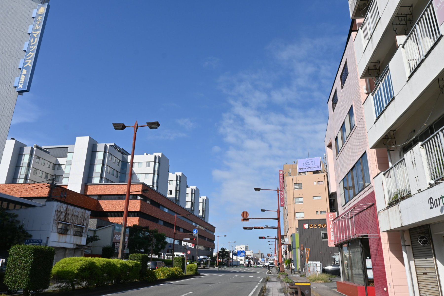 国道10号沿い、金丸ビル屋上の大型LEDビジョンと周辺の街並み